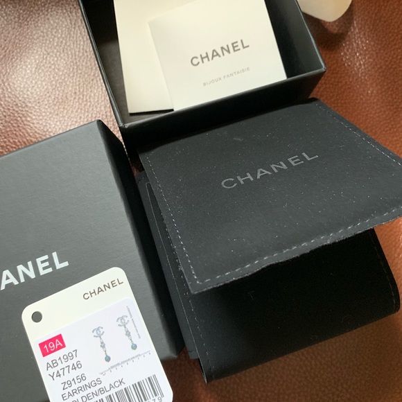 Authentic Chanel fall 2019 CC Logo earrings 🔥 - Picture 8 of 8